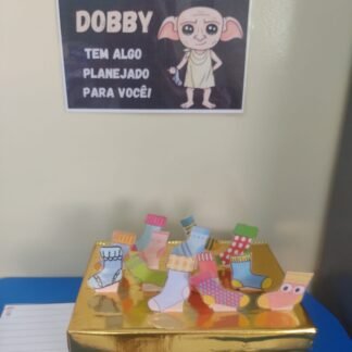 "Terminei e Agora Dobby" é um recurso educativo criativo e interativo, ideal para incentivar a escrita, a criatividade e o pensamento rápido dos alunos. Com atividades temáticas inspiradas no universo de Harry Potter, as tarefas envolvem listas divertidas e desafiadoras, como nomear objetos, alimentos, animais e até explorar habilidades criativas. Este material é perfeito para preencher momentos livres em sala de aula, estimular o protagonismo dos alunos e transformar o tempo ocioso em uma oportunidade de aprendizado mágico e envolvente. Inclui espaços para registro individual e sugestões que despertam o interesse em todas as idades!