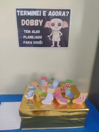 "Terminei e Agora Dobby" é um recurso educativo criativo e interativo, ideal para incentivar a escrita, a criatividade e o pensamento rápido dos alunos. Com atividades temáticas inspiradas no universo de Harry Potter, as tarefas envolvem listas divertidas e desafiadoras, como nomear objetos, alimentos, animais e até explorar habilidades criativas. Este material é perfeito para preencher momentos livres em sala de aula, estimular o protagonismo dos alunos e transformar o tempo ocioso em uma oportunidade de aprendizado mágico e envolvente. Inclui espaços para registro individual e sugestões que despertam o interesse em todas as idades!